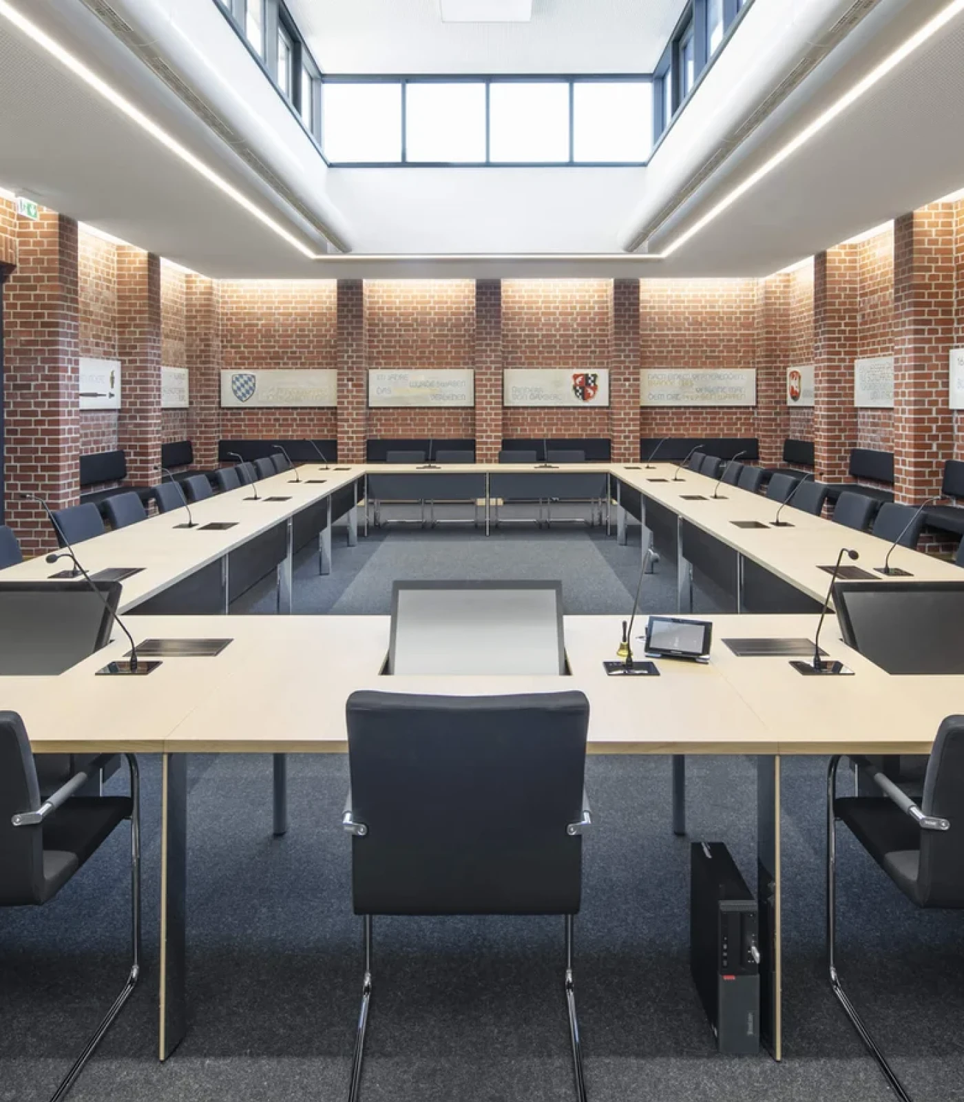 Complete overview of the entire council chamber. The monitors fit in harmoniously.