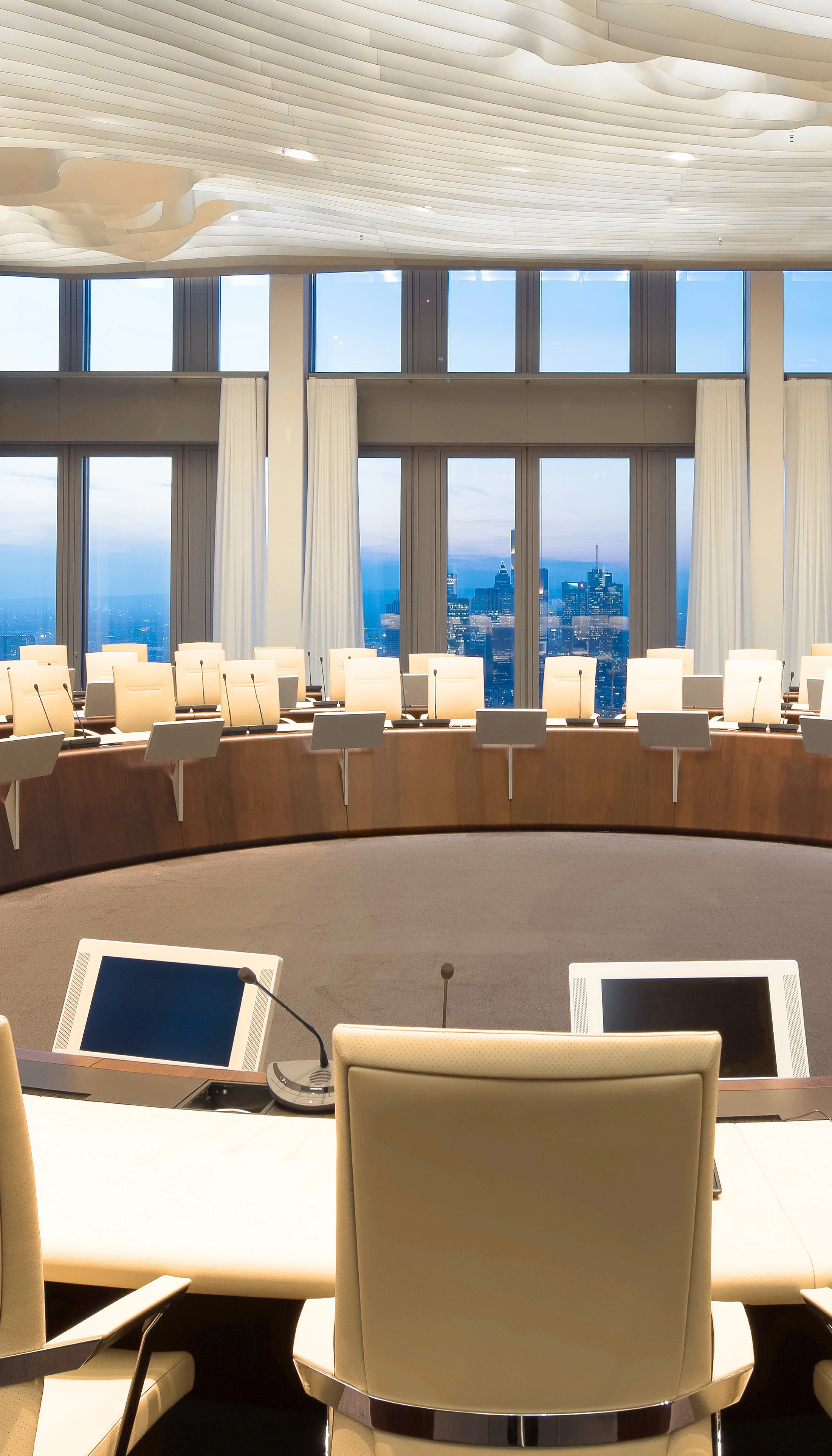 Integrated into the conference at the end of the table and technically equipped with speakers