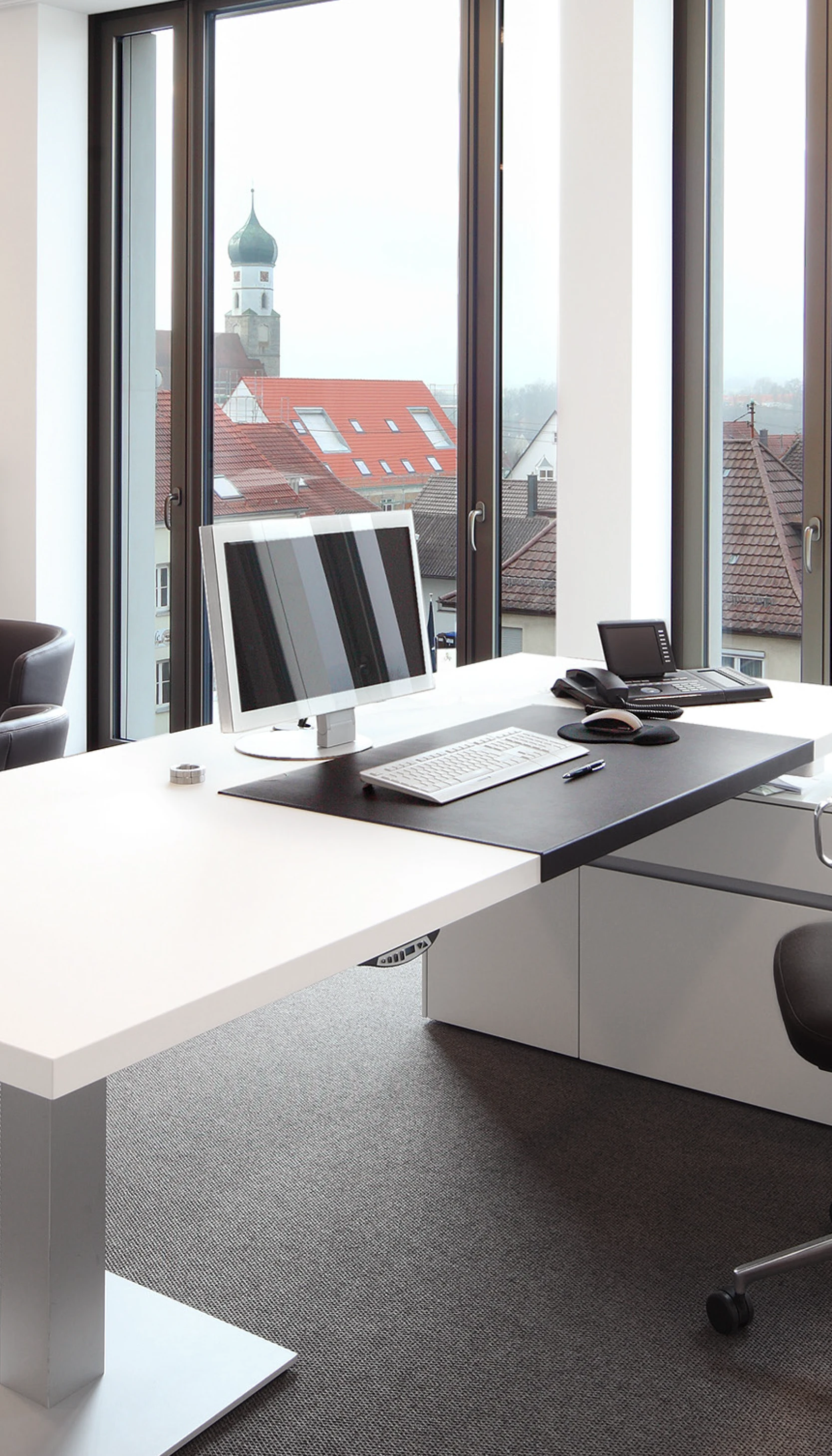 Your individual desk with elegant monitor technology without the hassle of cables