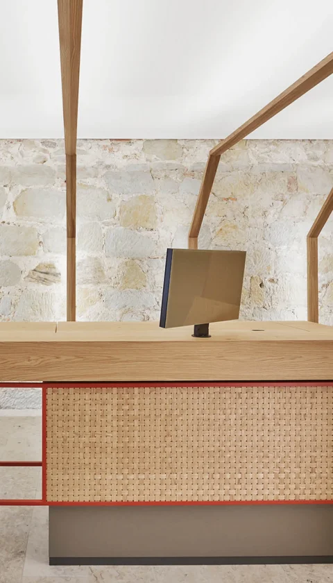 Raiffeisenbank Aarberg consultation station featuring the LOFT desktop design monitor for discreet client conversations.