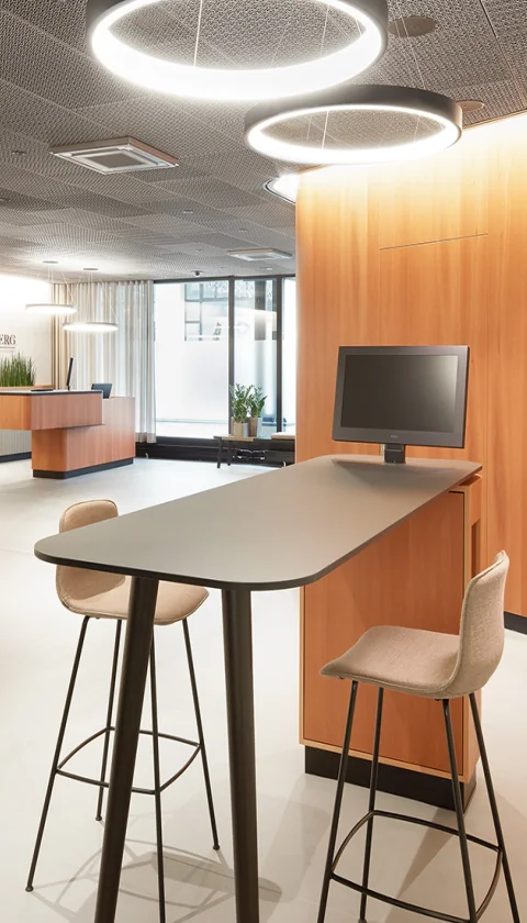 LOFT desktop design monitor by NOVIS on a high table for flexible meetings.