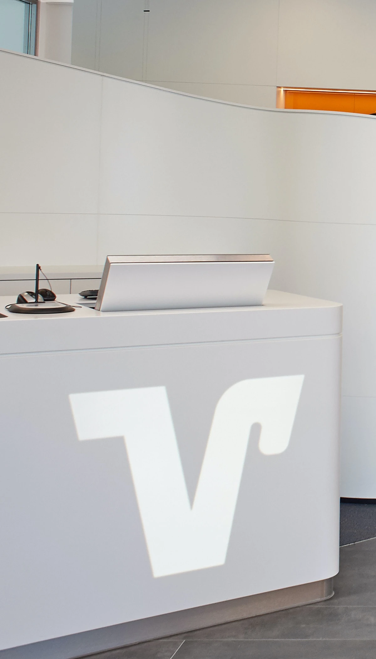 In the reception area at the counter, the LOFT fold monitor can be easily retracted.