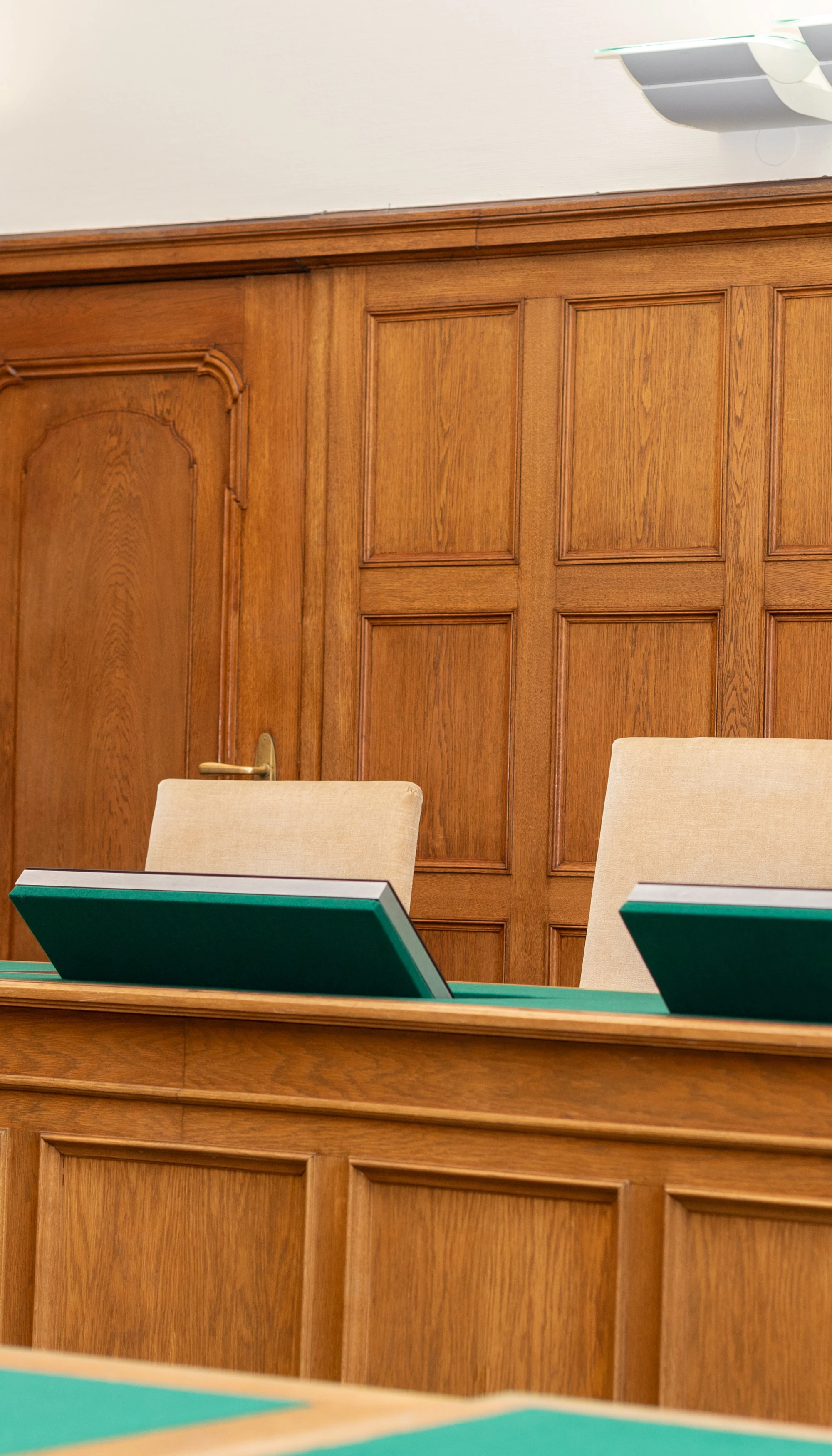 The LOFT fold built-in monitor is built into the historic judges' table in accordance with the requirements.