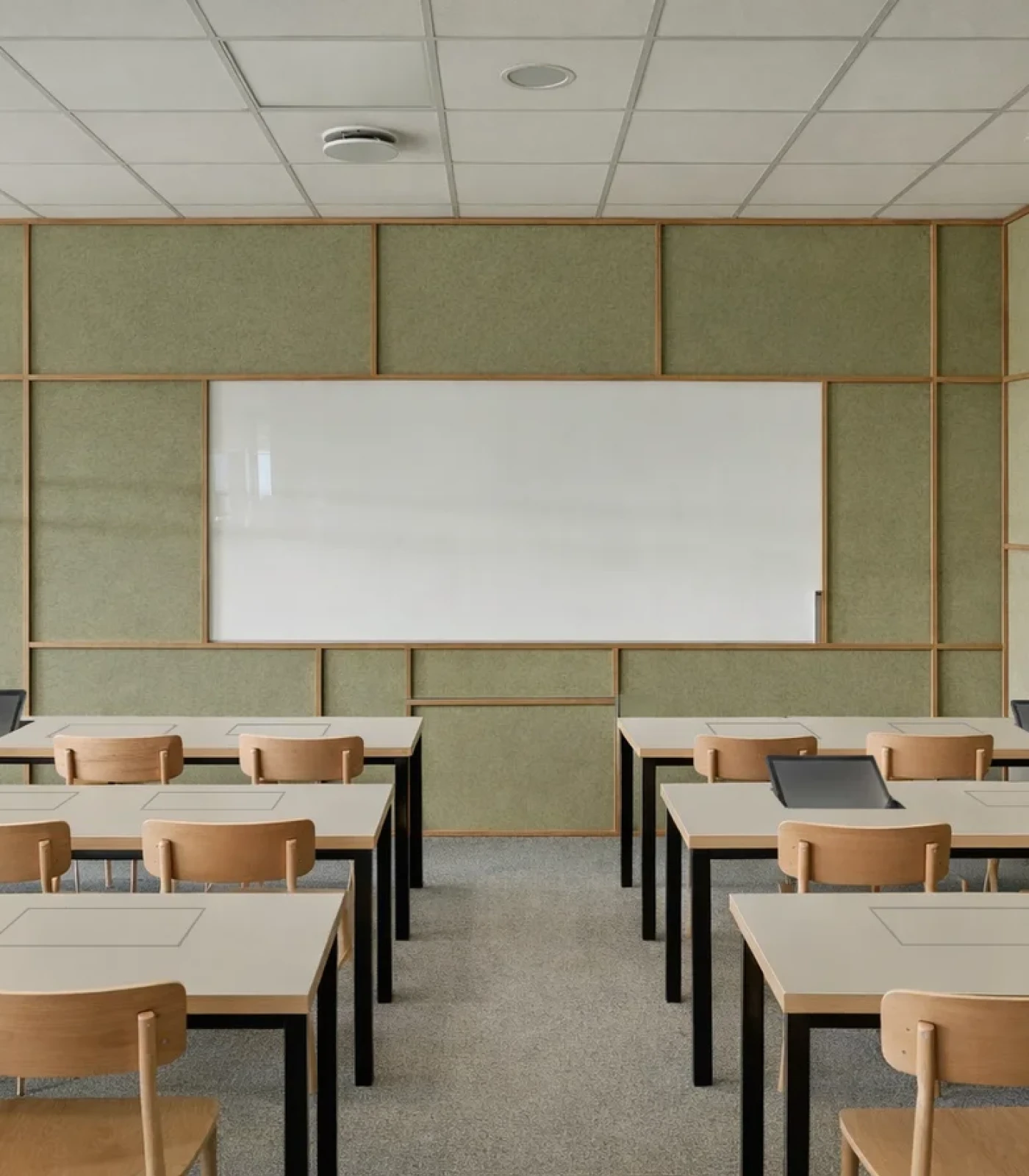 The retractable LOFT fold screen is often used for training courses and workshops.