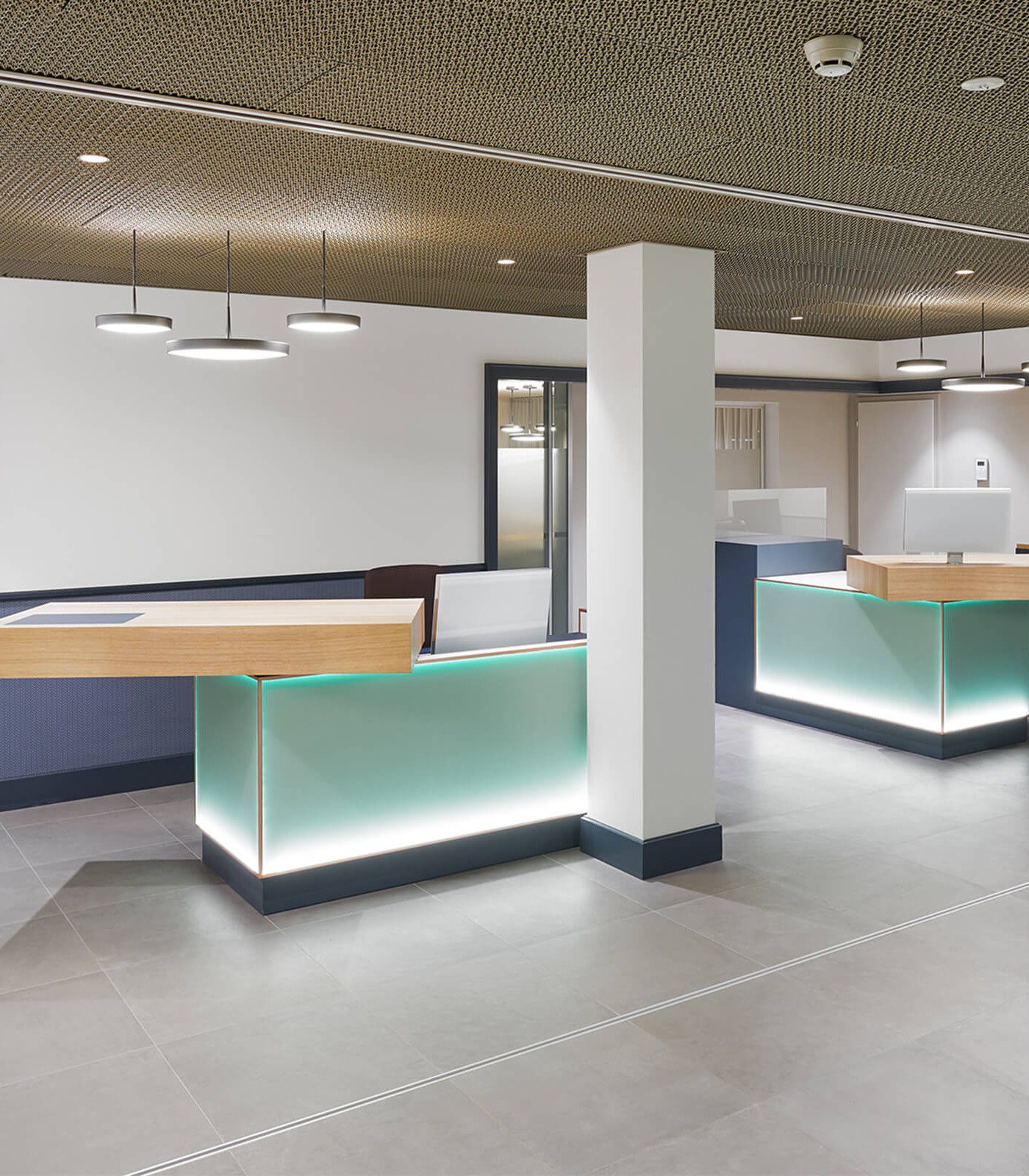 Novis Design Monitors LOFT desktop integrated in the free-standing reception counters of a Swiss bank