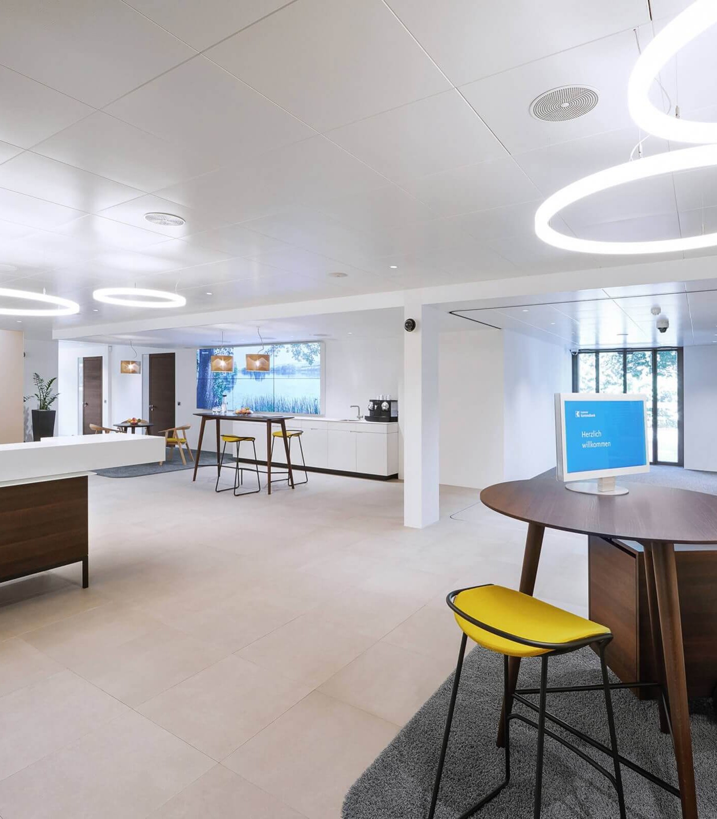 Design monitors LOFT desktop with standing plate and built-in foot by Gehri in the cantonal bank.