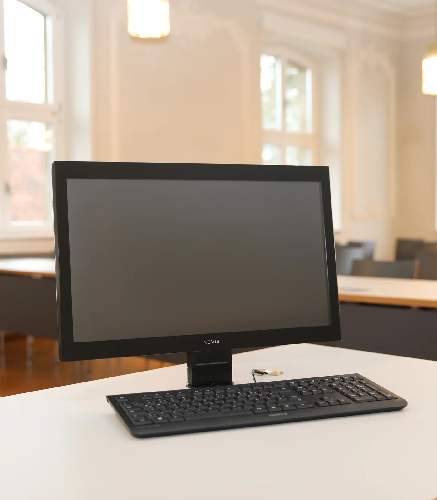 Note-taker's station equipped with the LOFT desktop from NOVIS
