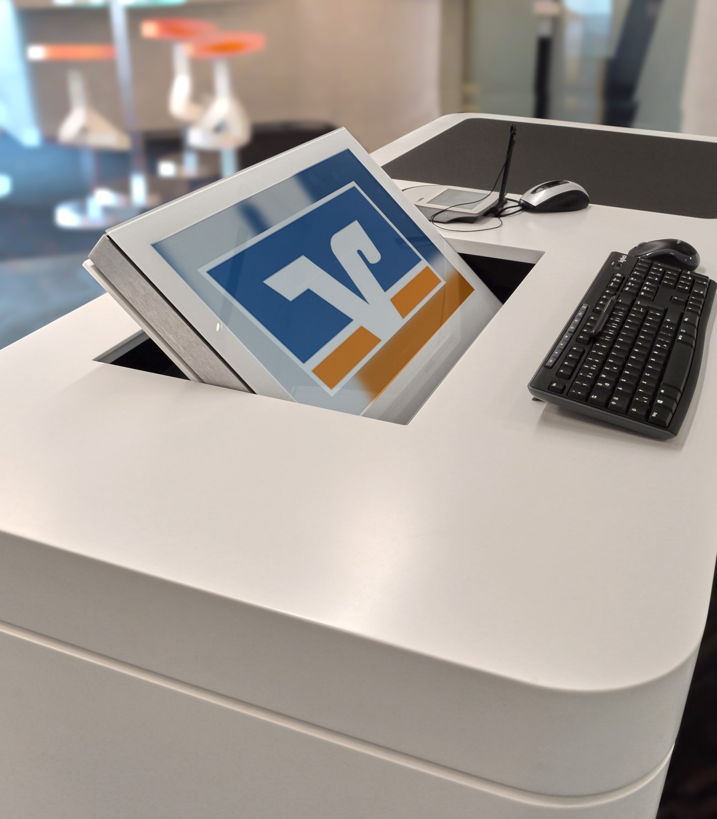 Table-integrated built-in monitor from Novis in a reception counter