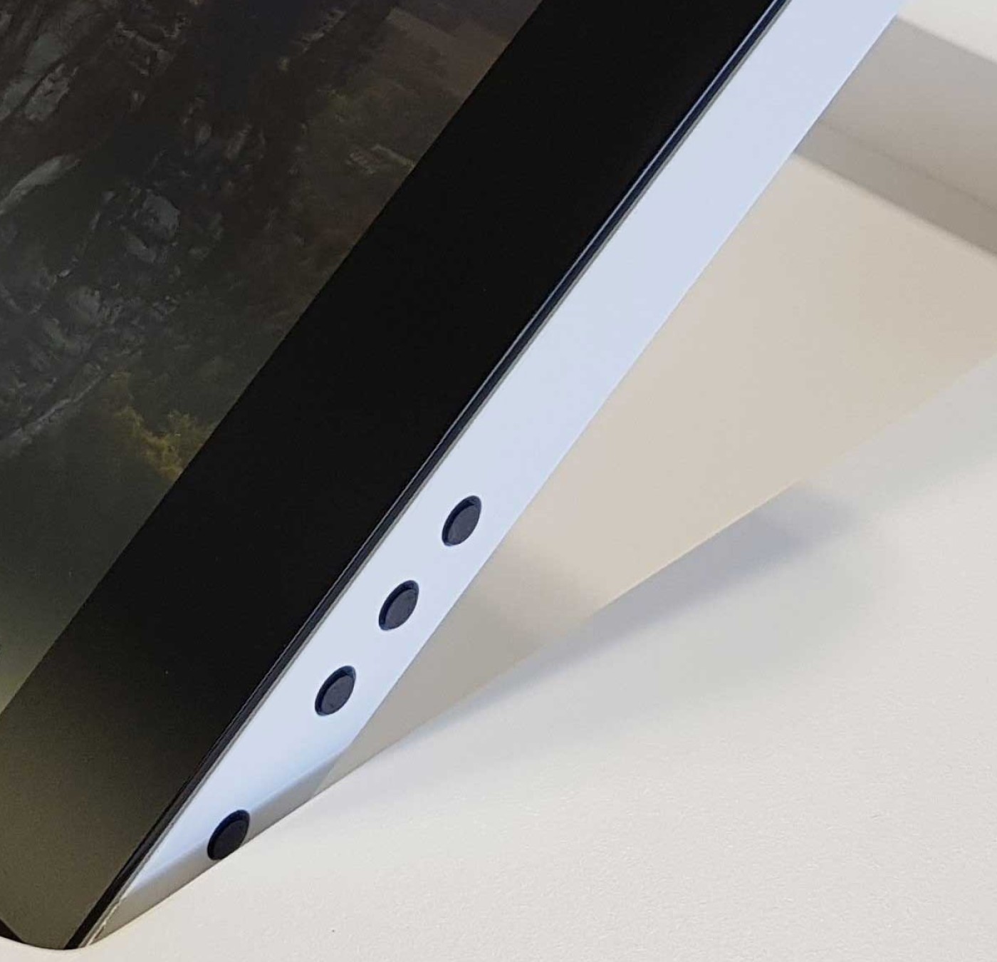 FLO design monitor 17.3 