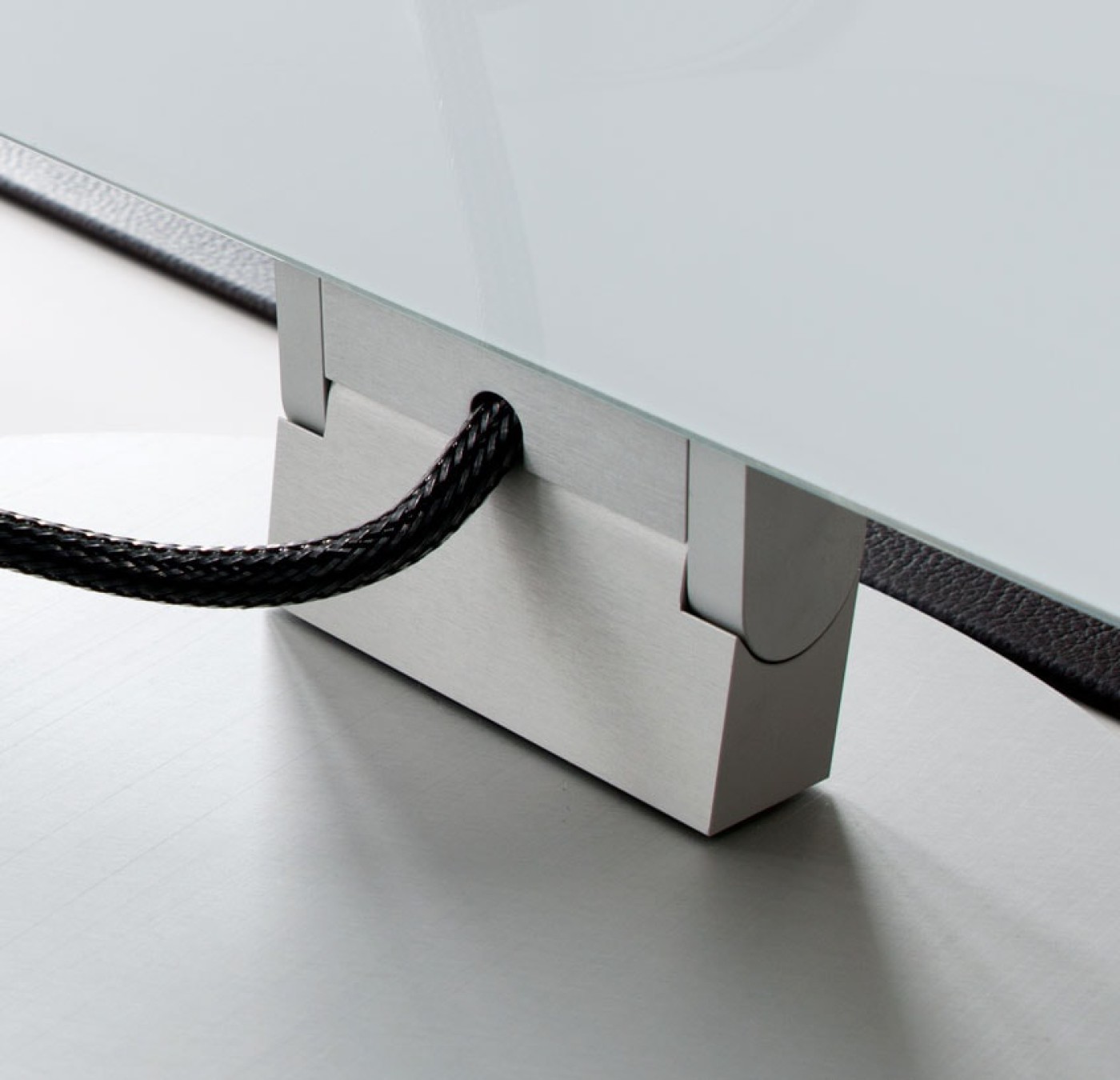 Detailed view of the LOFT desktop stand with stand plate and carbon cable