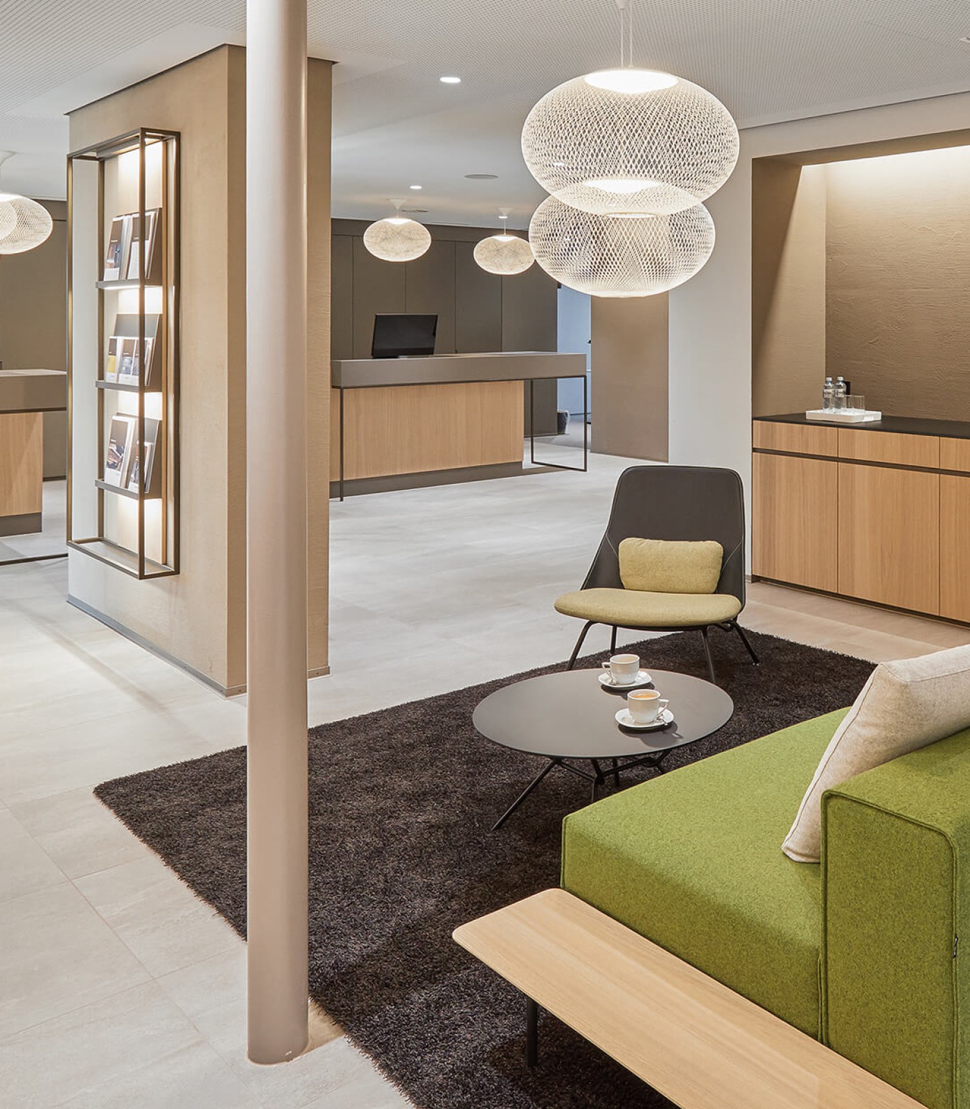 Novis also shines in the consultant lounge with its beautiful screen solutions