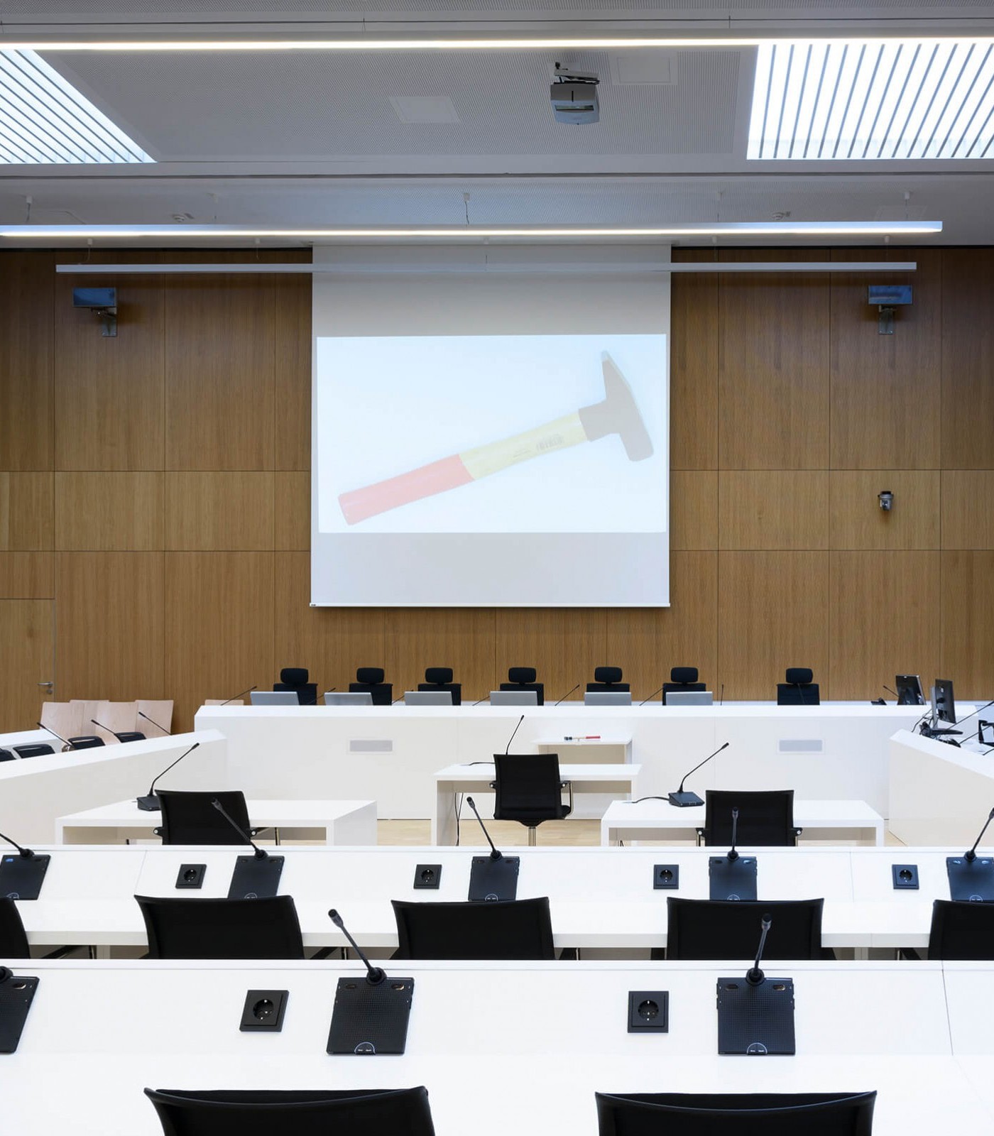 Nothing disturbs the view of the judges' table. Novis monitors support the judges in a very flat design