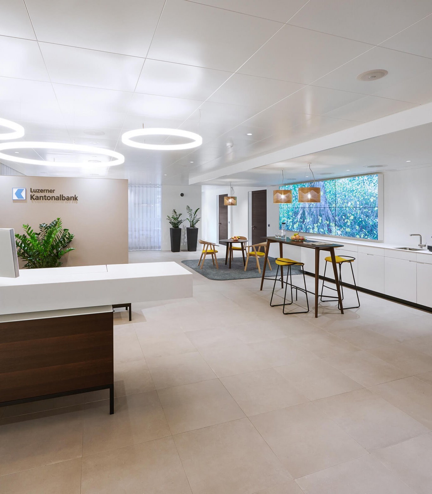 In this lounge you find design monitors of Novis