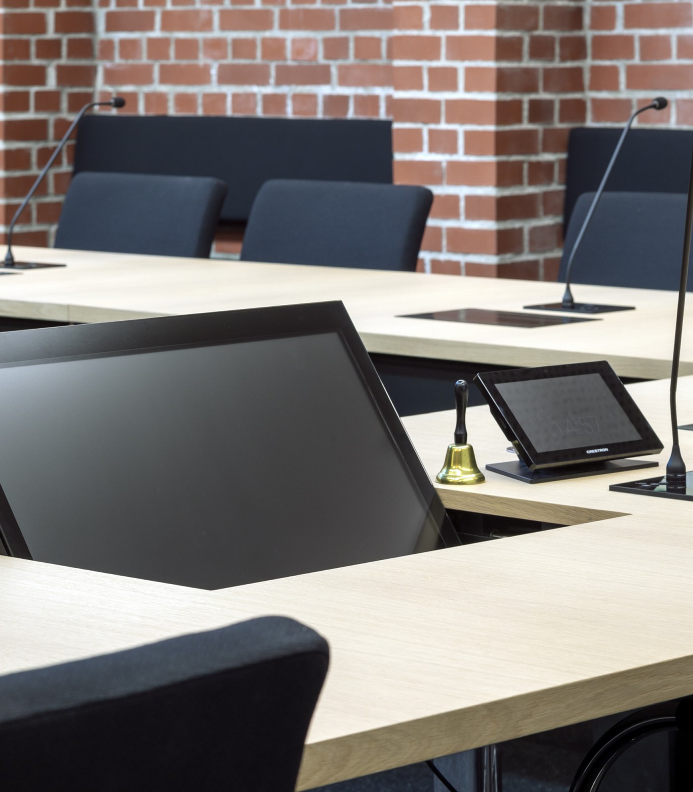 The LOFT fold monitor from Novis can be individually and ergonomically adjusted in a conference room.