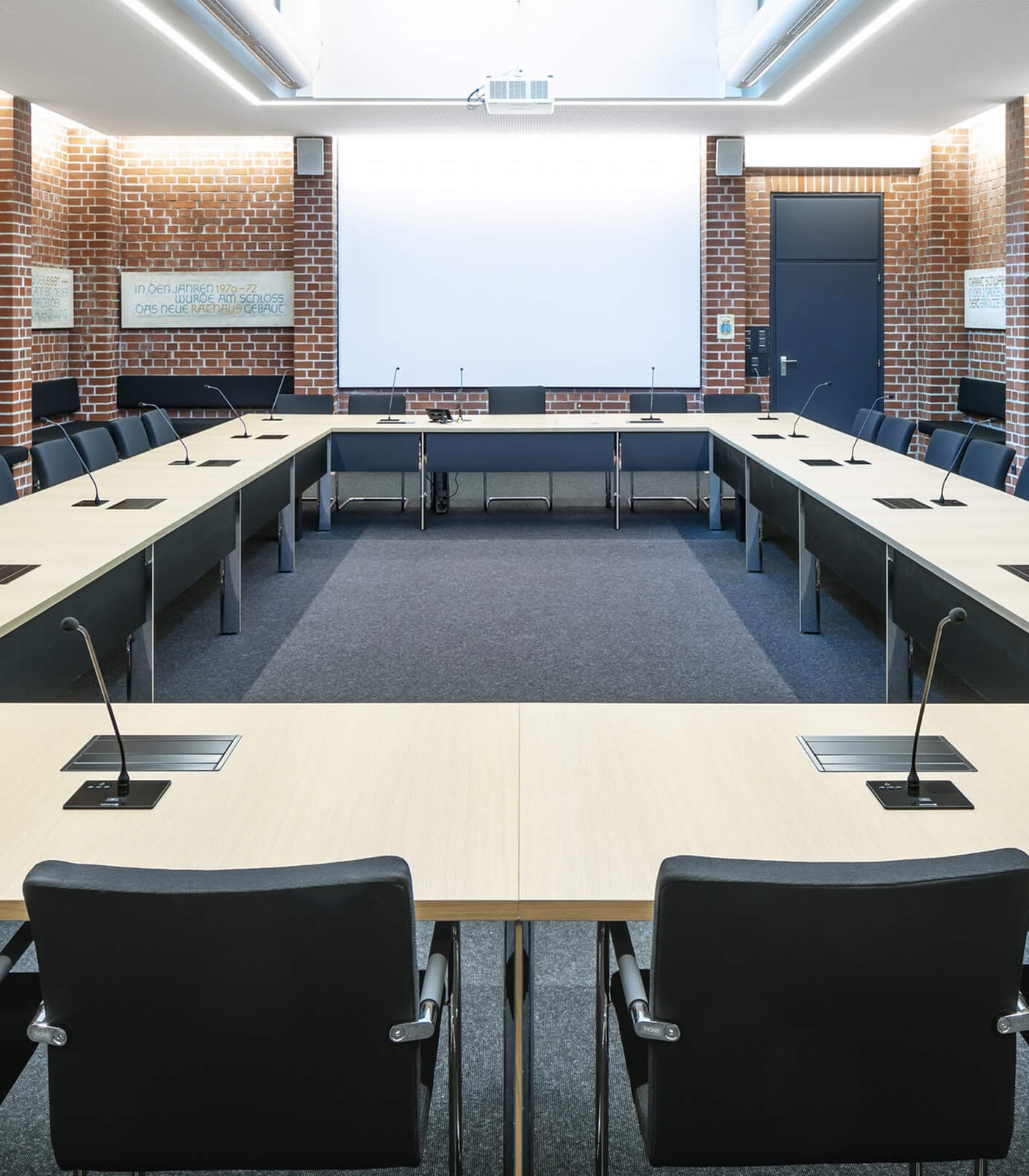 Novis screens closed in the table. The hall can also be used without monitors.