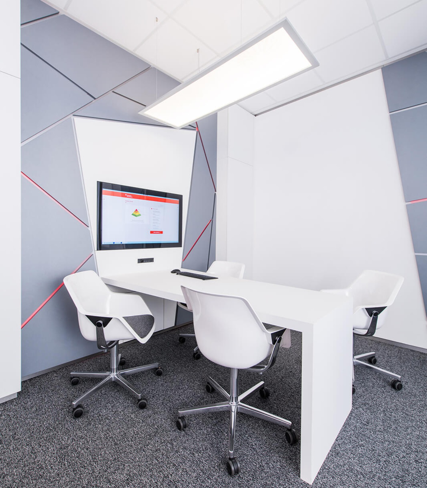 Think tank with wallmount screens of Novis. With multi touchscreen and miracast