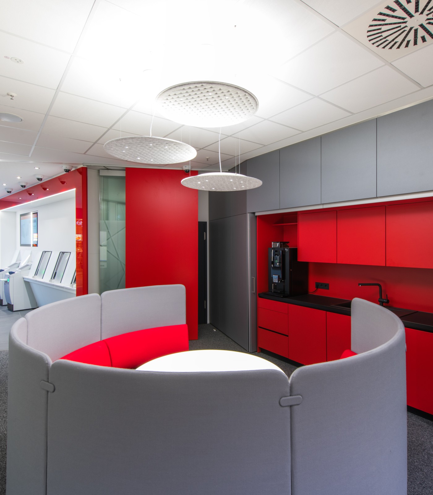 Relaxed atmosphere with lounge and Novis built-in screens.