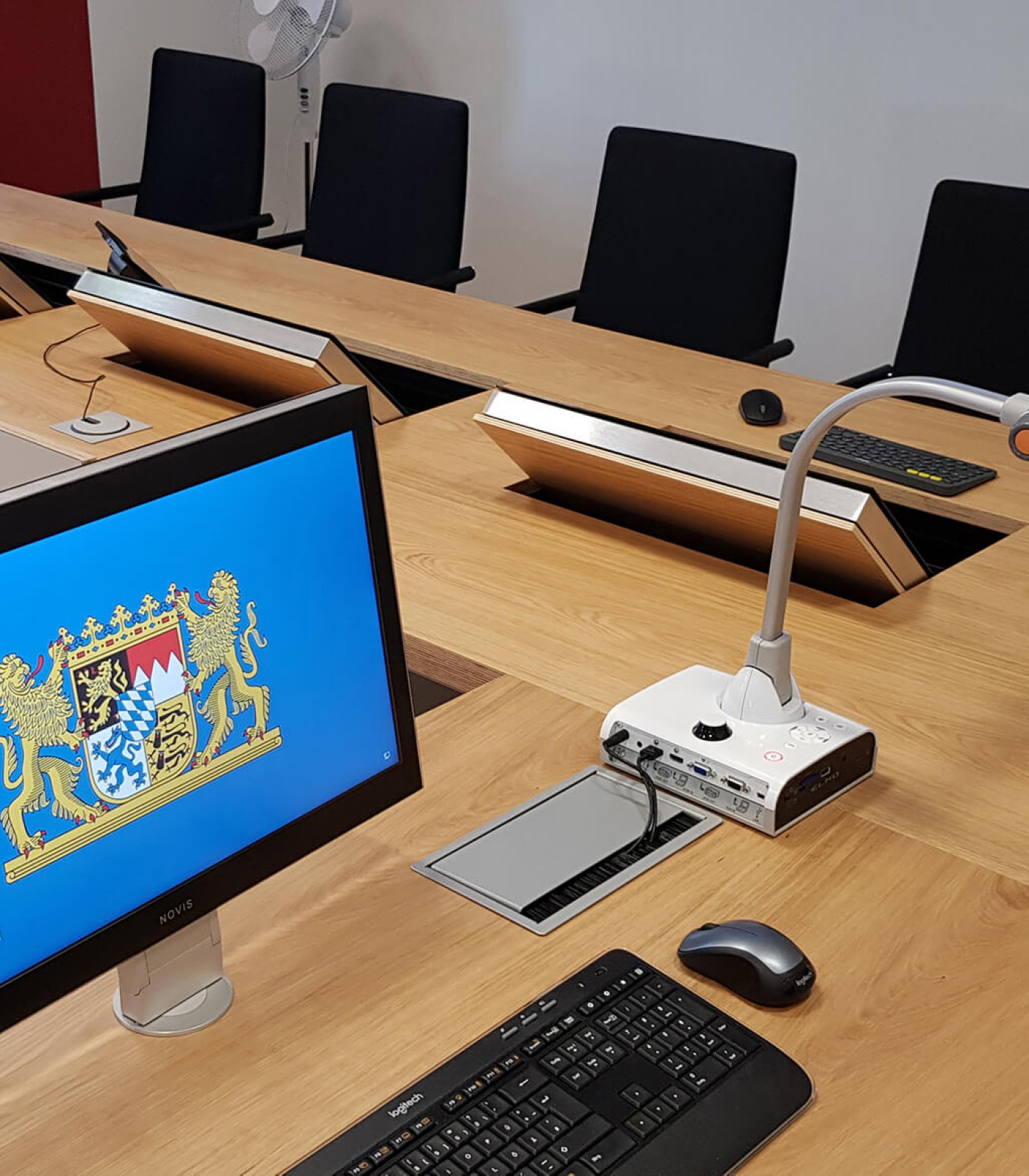 This is where the Novis monitors complement each other perfectly. The judges the flat built-in desk monitor and the secretary with the beautiful LOFT desktop