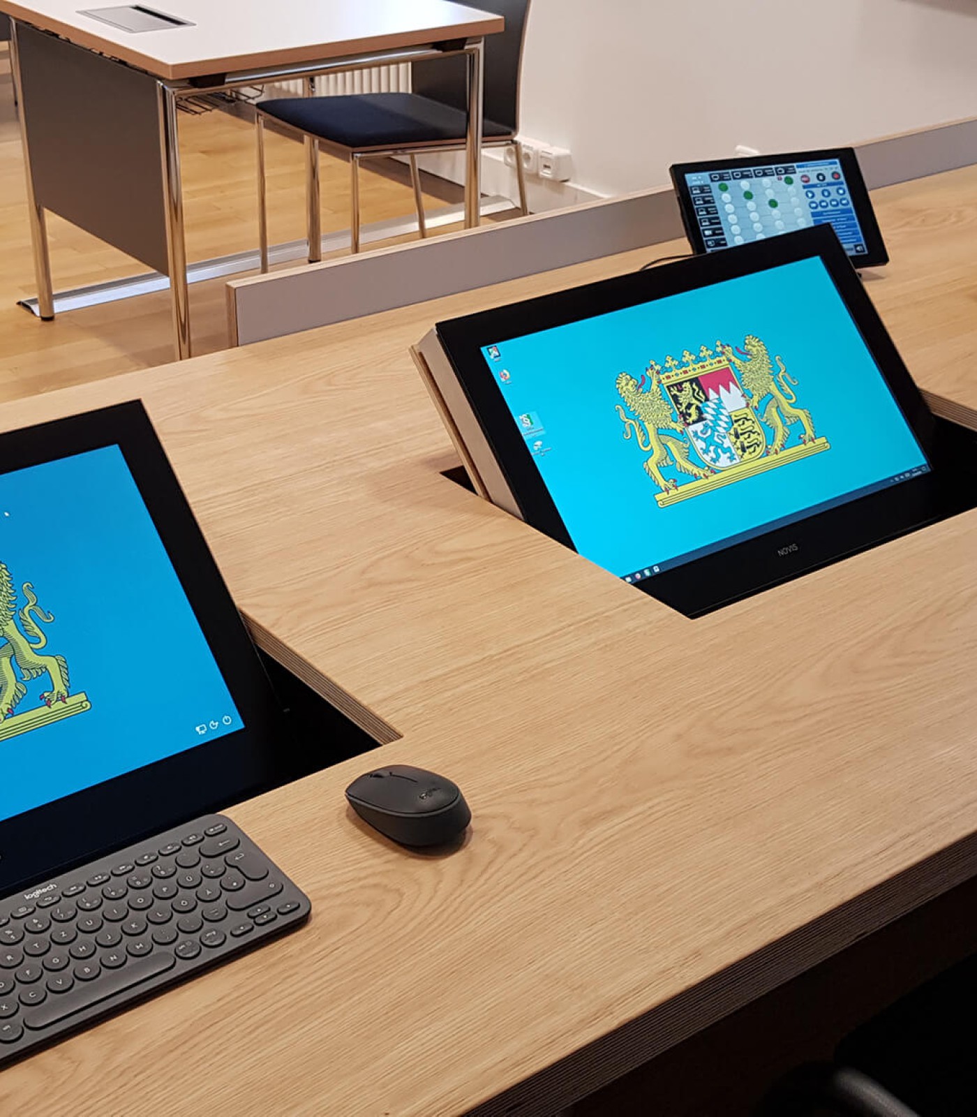 The retractable built-in monitors are perfectly integrated in the judges' table