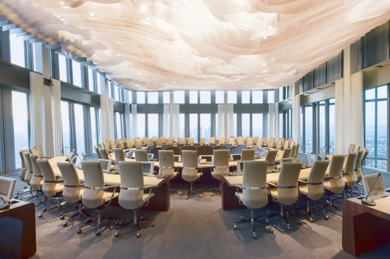 Der General Council der EZB in Frankfurt. Schöne Design Monitore von Novis schmücken die Tische des Konferenzraums