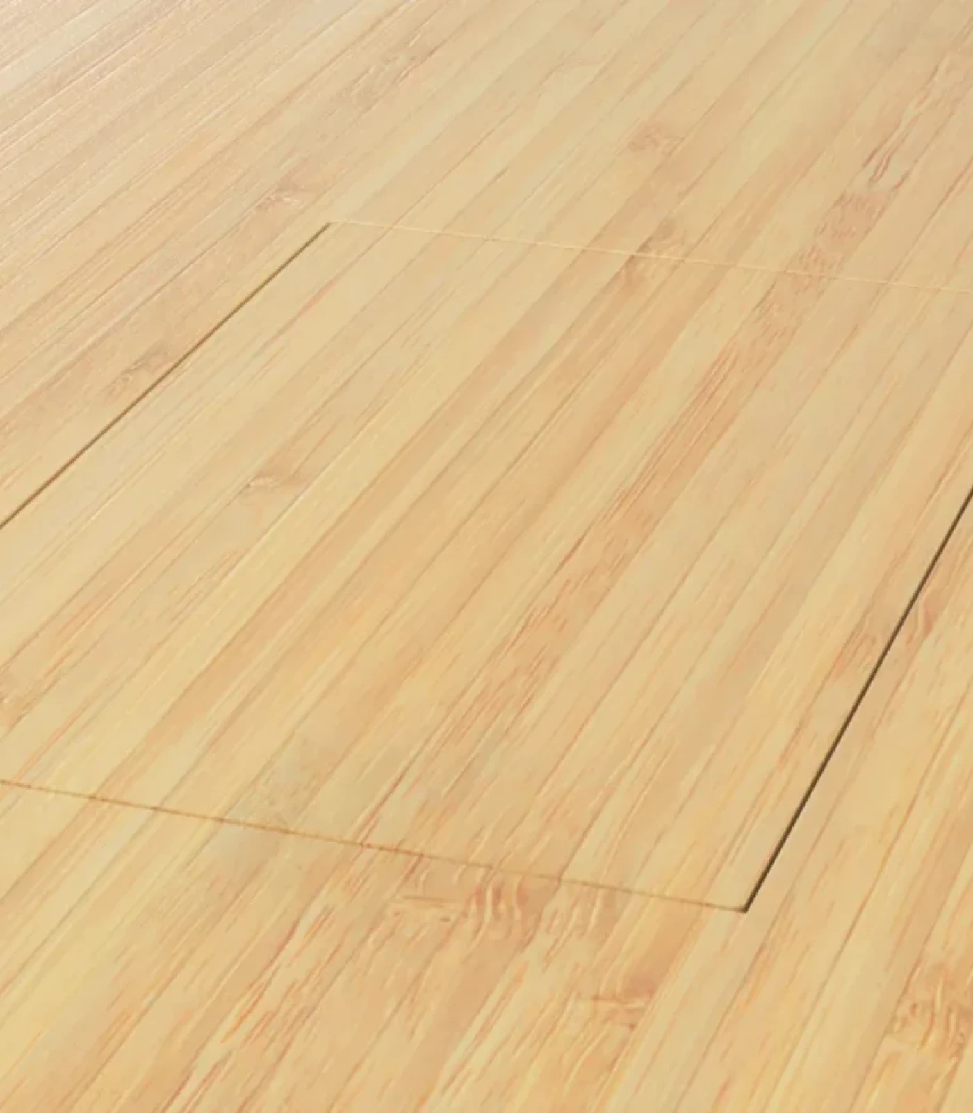 Perfekte Raumgestaltung durchgehendes Tischdekor. Keine Technik sichtbar