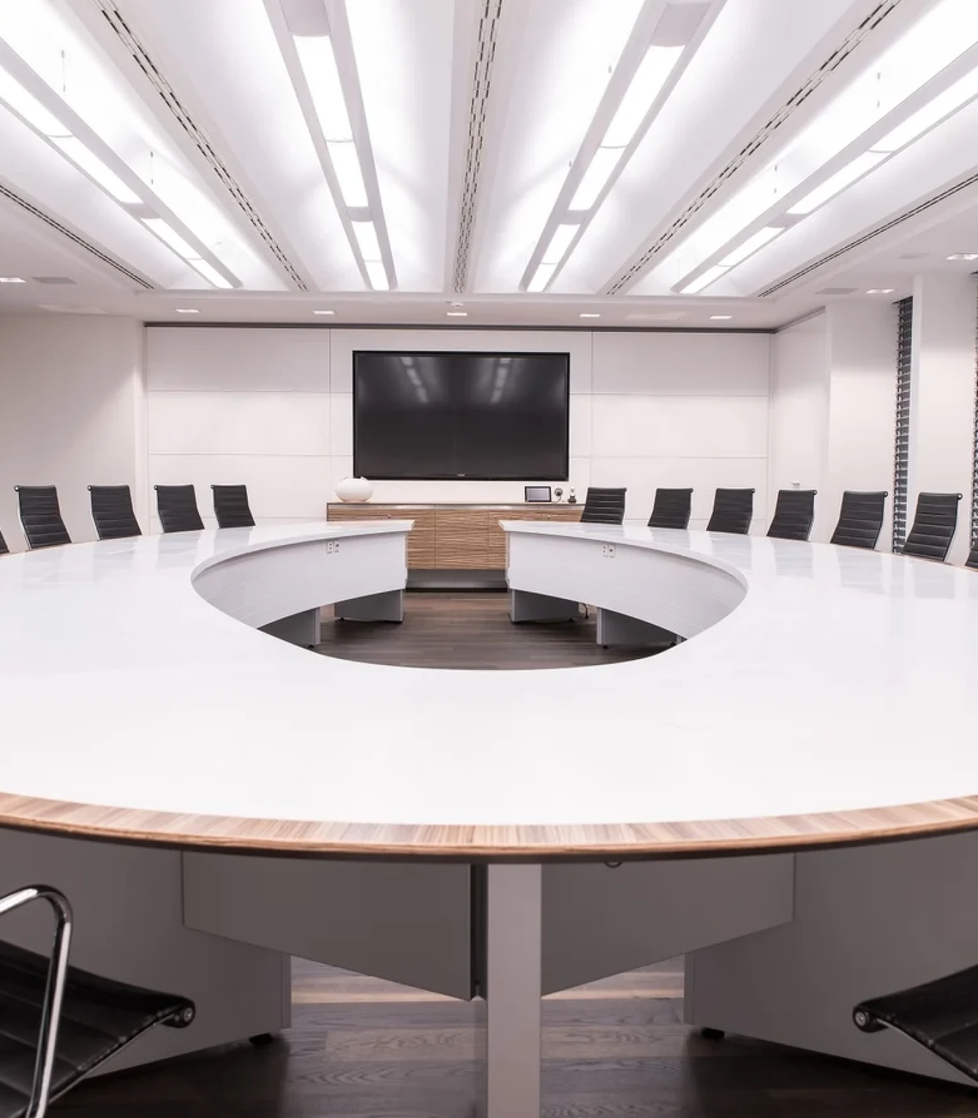 Hochwertiger Konferenzraum mit flächenbündigem Tischeinbaumonitor von Novis. So gut wie unsichtbar.