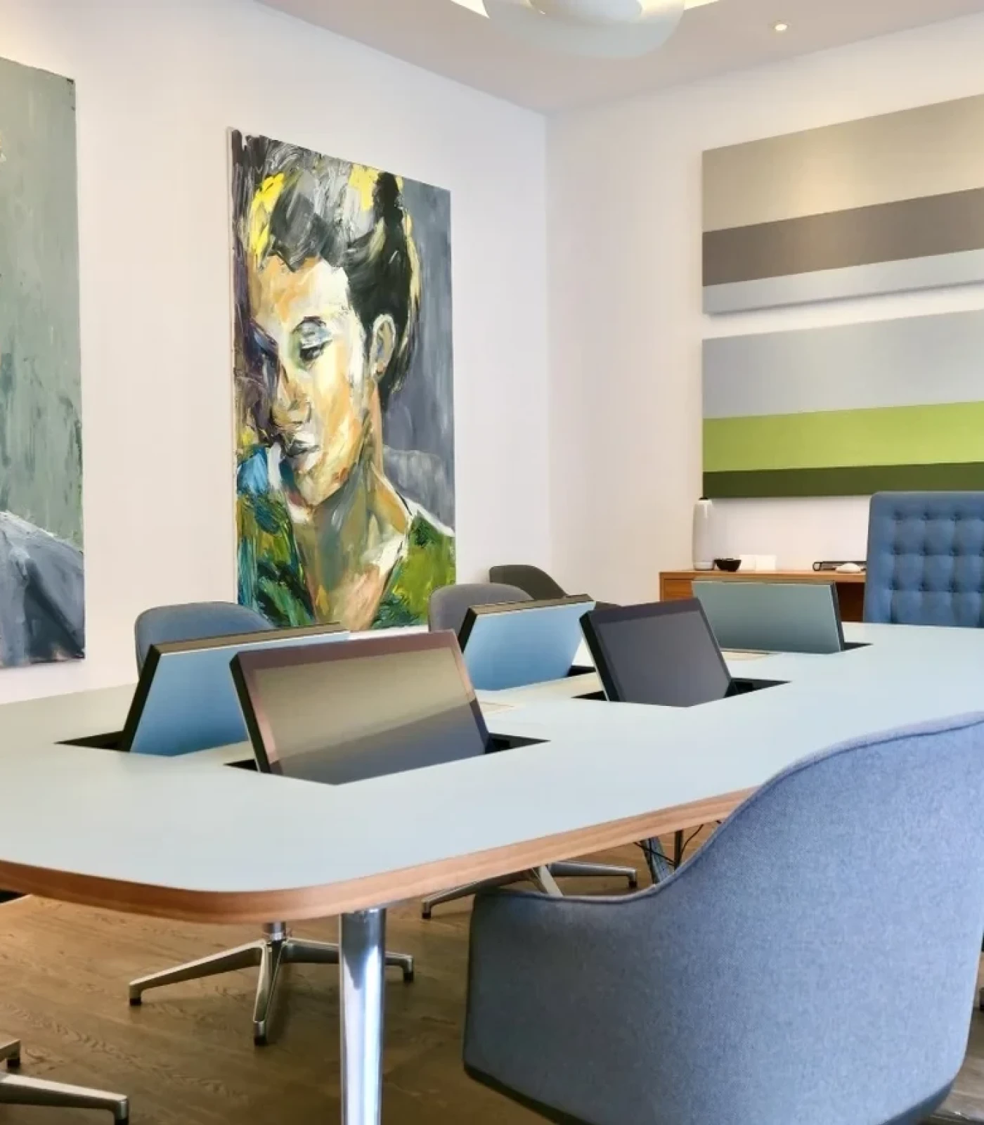 The retractable monitor from Novis. Perfect for notarial certification in law firms, notary offices, and by attorneys