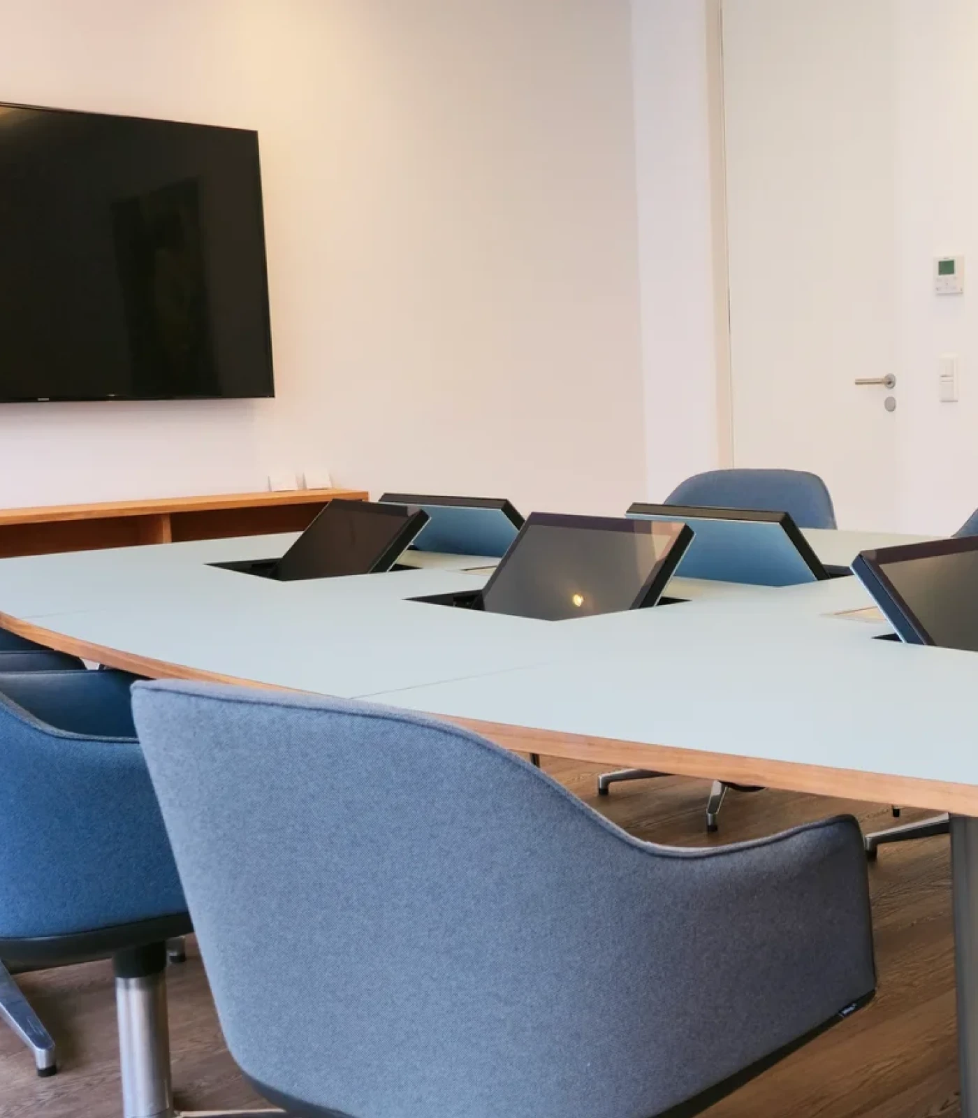 Viewing without straining—the retractable monitor from Novis in a notary’s signing table in Munich. Seamlessly integrated technology for your notarial signing